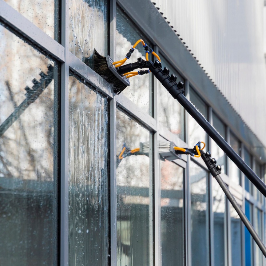 Туристы наслаждаются захватывающими видами снежных вершин, создающими атмосферу умиротворения и гармонии